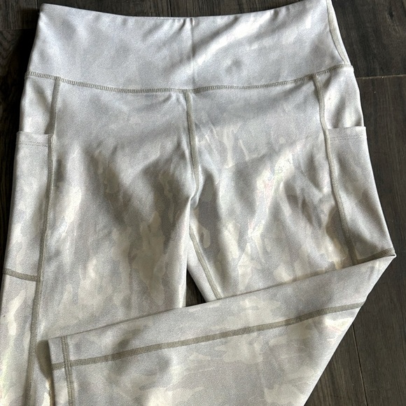 ZYIA silver camo metallic pocket “Light n Tight” women’s size 8/10 - Picture 4 of 7